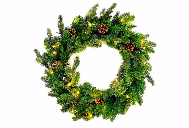 Grønn julekrans med kongler og små lys.