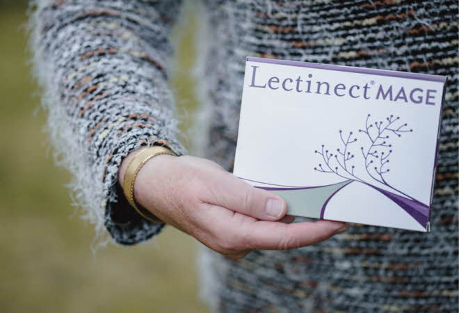 Nærbilde av hånden til en person som holder en pakke med Lectinect mage