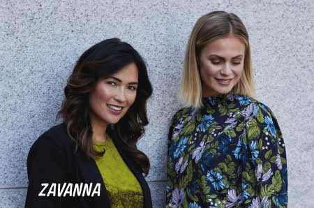 En dame med sort Liz blazer og en dame med Sita topp