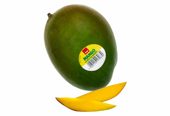 En hel mango, med to avskårede biter ved siden av