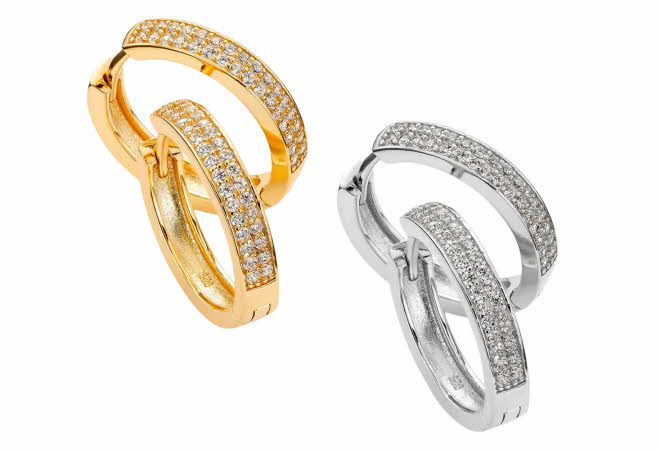 To par øreringer med cubic zirkonia.