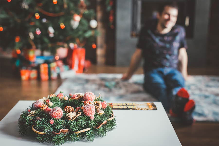 Mann ved juletreet