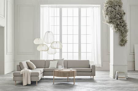 lys nøytral stue med sofa, stuebord og belysning