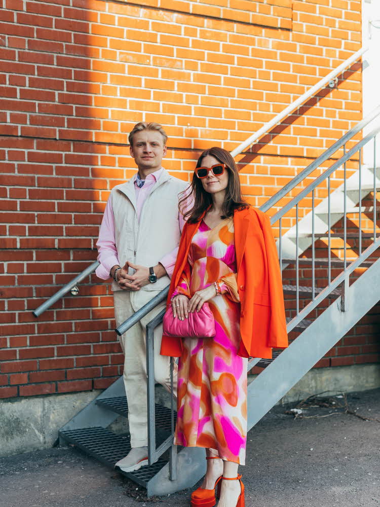 Dame og mann i oransje og rosa
