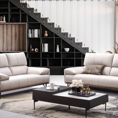 Dekorert stue med lyse sofa, stuebord og teppe