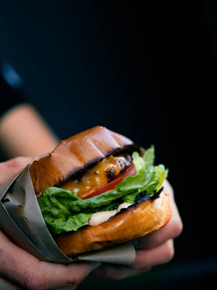 hamburger med salat, kjøtt, ost og grønnsaker gutt med grønn genser som holder en hamburger milkshake med topping