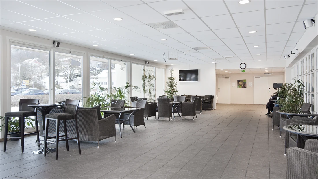 Skredehagen lobby på konferanse med sitteplasser og planter på Thon Hotel Jølster, som ligger ved Jølstravatnet - midt mellom Bergen og Ålesund