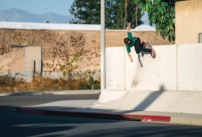 En mann som står på skateboard på en ramp