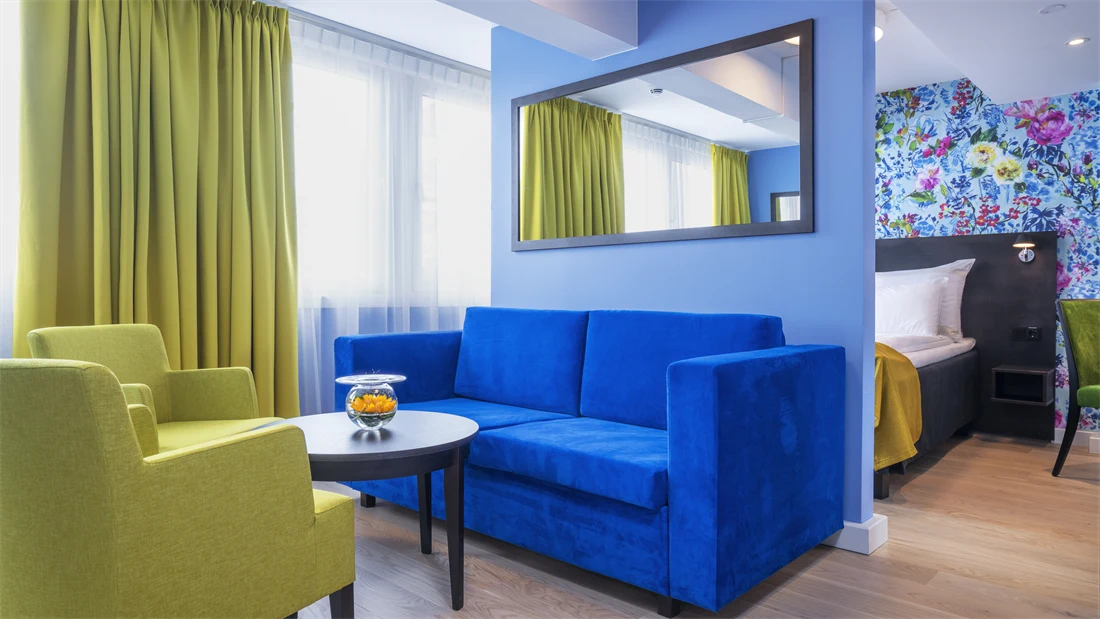 Sittegruppe med gule stoler og blå sofa  i business rom på Thon Hotel Moldefjord
