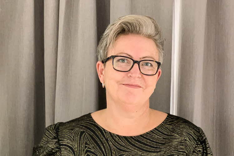 Kvinne med briller og kort, lyst hår