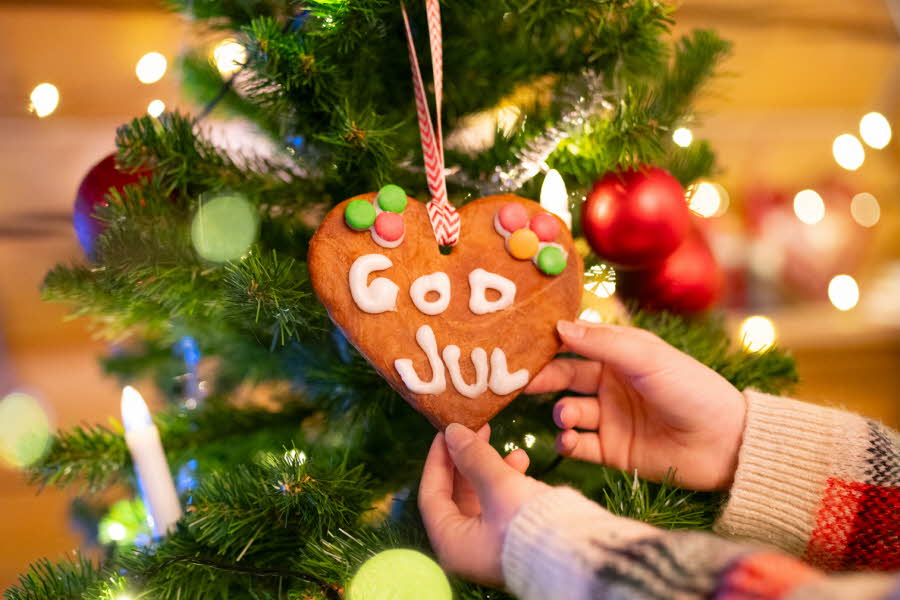 Pepperkake hjerte som henger på et juletre