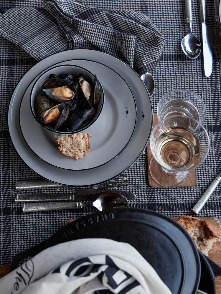 Tildekket bord med service