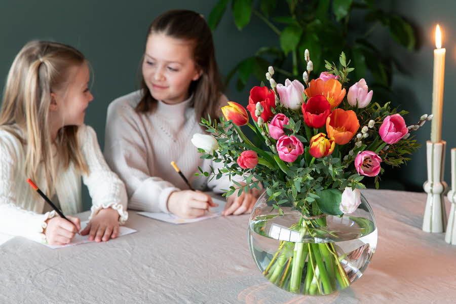 Blomster er en perfekt gave som både mamma og kjæreste vil bli glade for.

