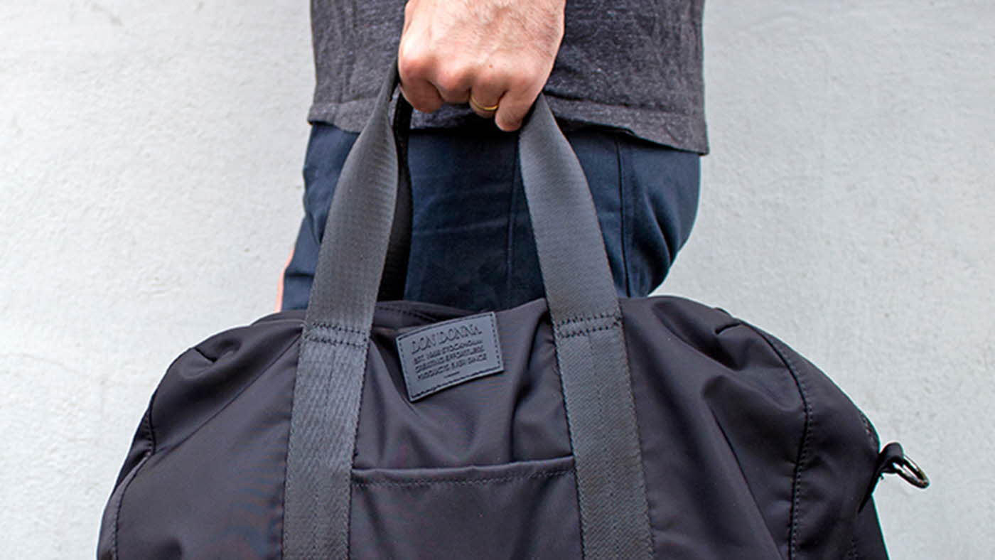 Nærbilde av hånd som holder bag