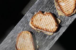 flere skiver med toast på en fjøl fra kanelsnurren