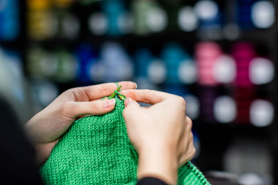 Strikking er slow fashion på sitt beste. Denne våren inspireres vi av strikkedesignere og hyller sterke farger, strukturstrikk og plagg i deilig dobbeltgarn. 
