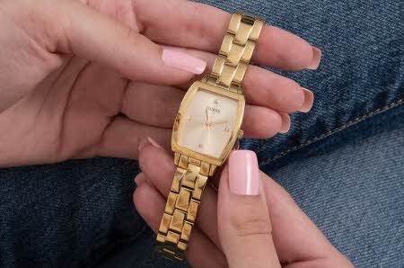 dame som holder guess klokke