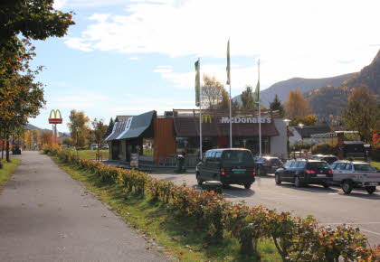 Parkering og McDonalds ved Bjørneparken kjøpesenter