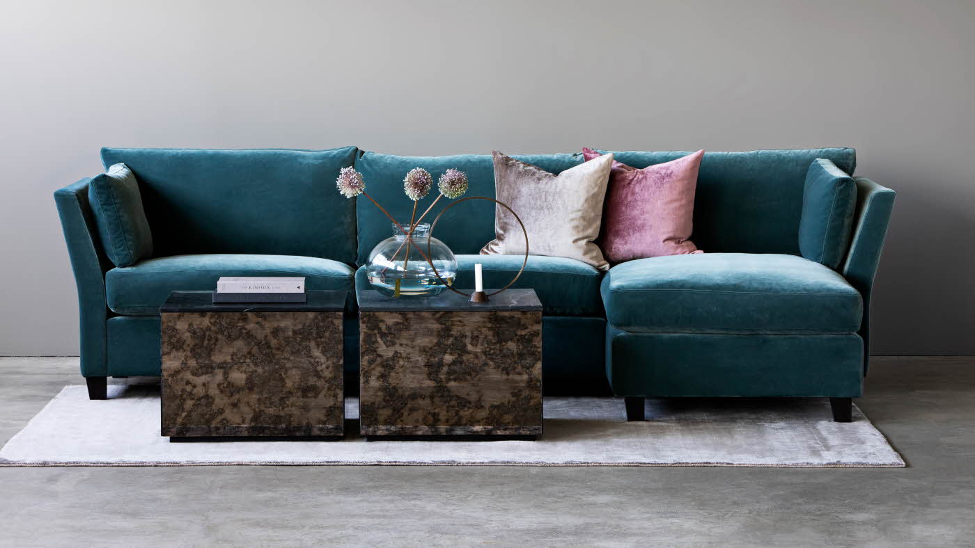 Blå sofa med puter