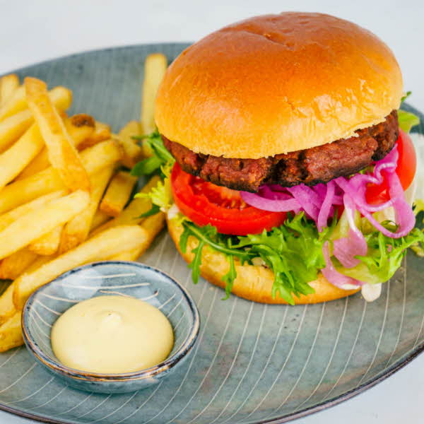 hamburger med vegetarkjøtt, tomat, rødløk, salat, pommes og dip