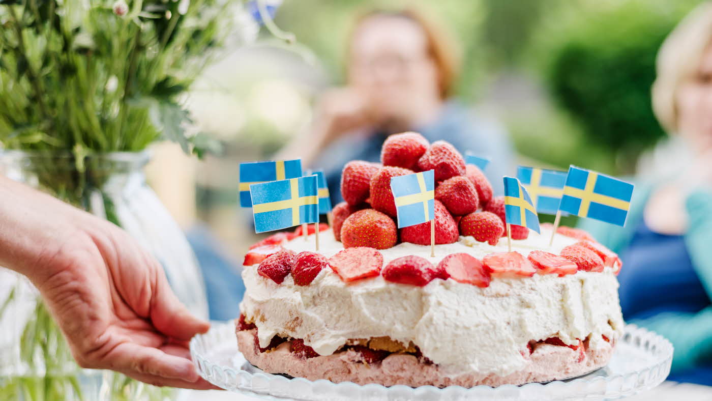 Bløtkake med jordbær og svenske flagg