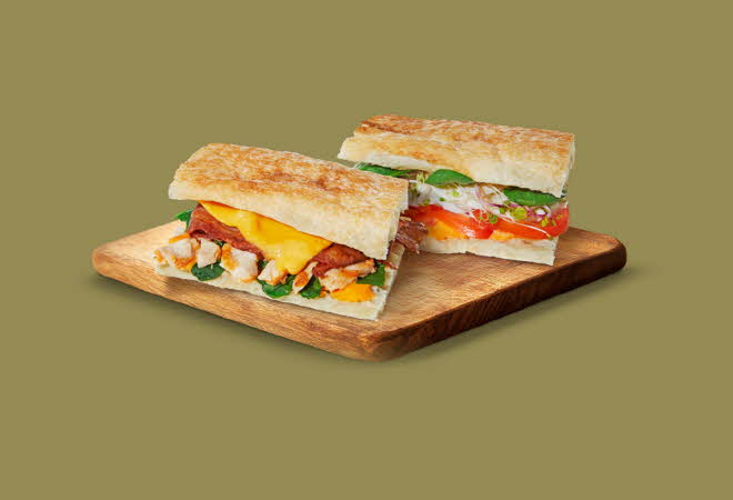 Sandwisher, en med mozzarella og en med kylling og bacon