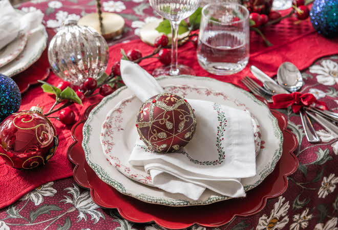 bilde av bord med julekuler og tallerken