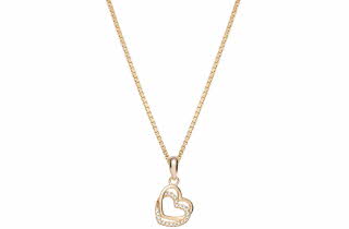 Gullkjede med hjerteanheng og diamantdetaljer.