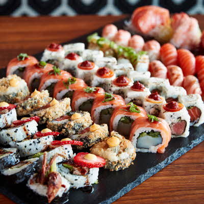 Dekt fat med sushi 