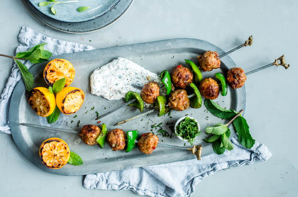 Grillspyd med kjøttboller og grønn paprika på et sølvfat