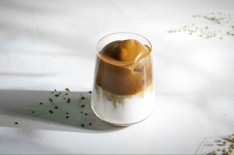 Dalgona kaffe i gjennomsiktig glass