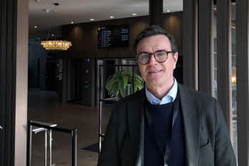 Portrettbilde av direktør for kjøpesenteravdelingen i Olav Thon Gruppen, Thomas Rønning, som står i hotellresepsjon.