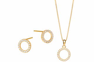 Smykkesett i gullfarge med sirkelanheng og matchende øredobber, dekorert med små steiner.