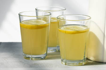 Tre Grand Cru vannglass fra Rosendahl med lemonade og en sitronskive i.