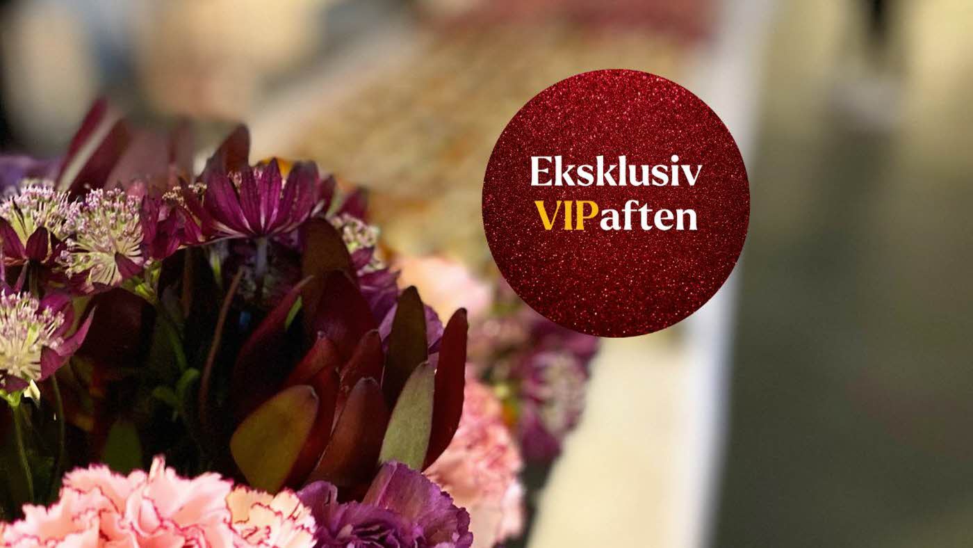 Dekket bord med blomster og teksten Eksklusiv VIPaften