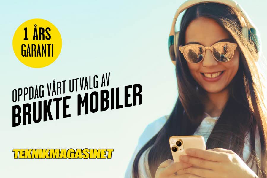 I års garanti på brukte mobiler hos Teknikmagasinet står det på bildet av en ung kvinne med headset og solbriller og mobiltelefon i hendene