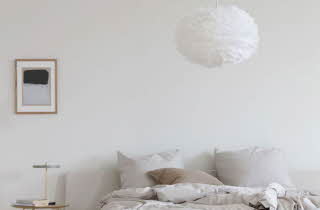 Soverom med lys taklampe og moderne interiør.