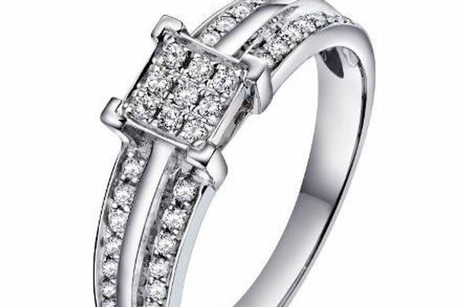 hvit diamantring med mange diamanter