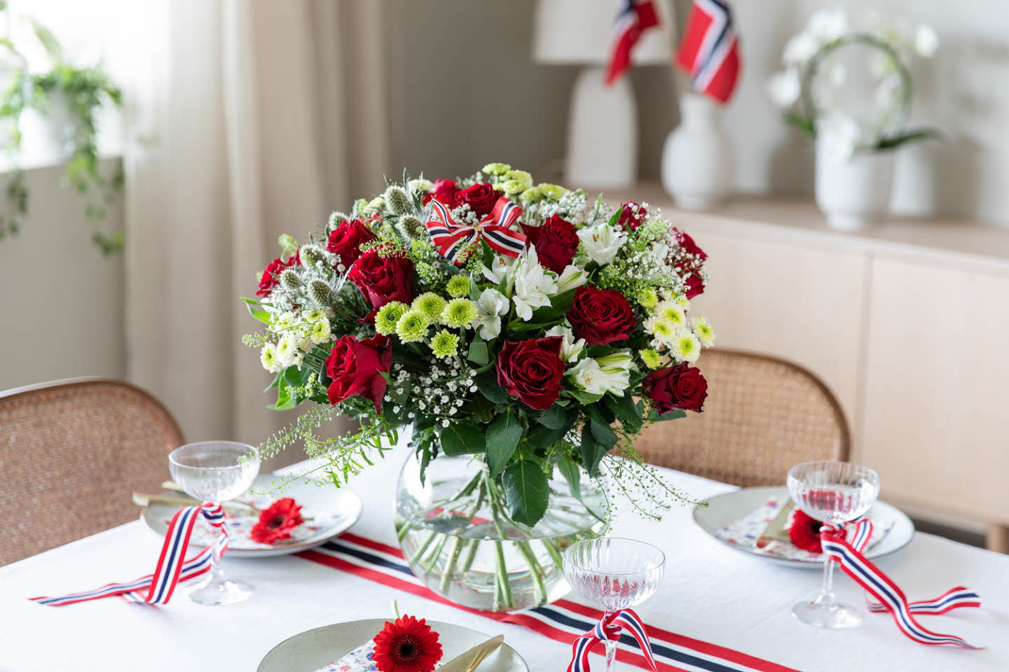 17. mai inspirerte blomster på et dekket bord fra Mester Grønn