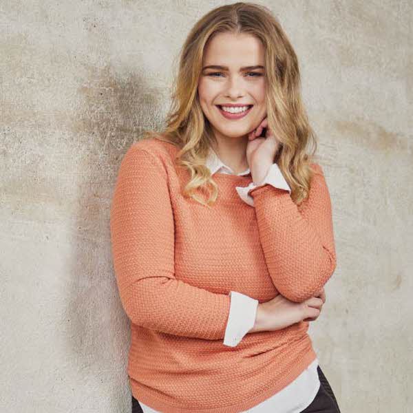 Dame i kledd oransje genser