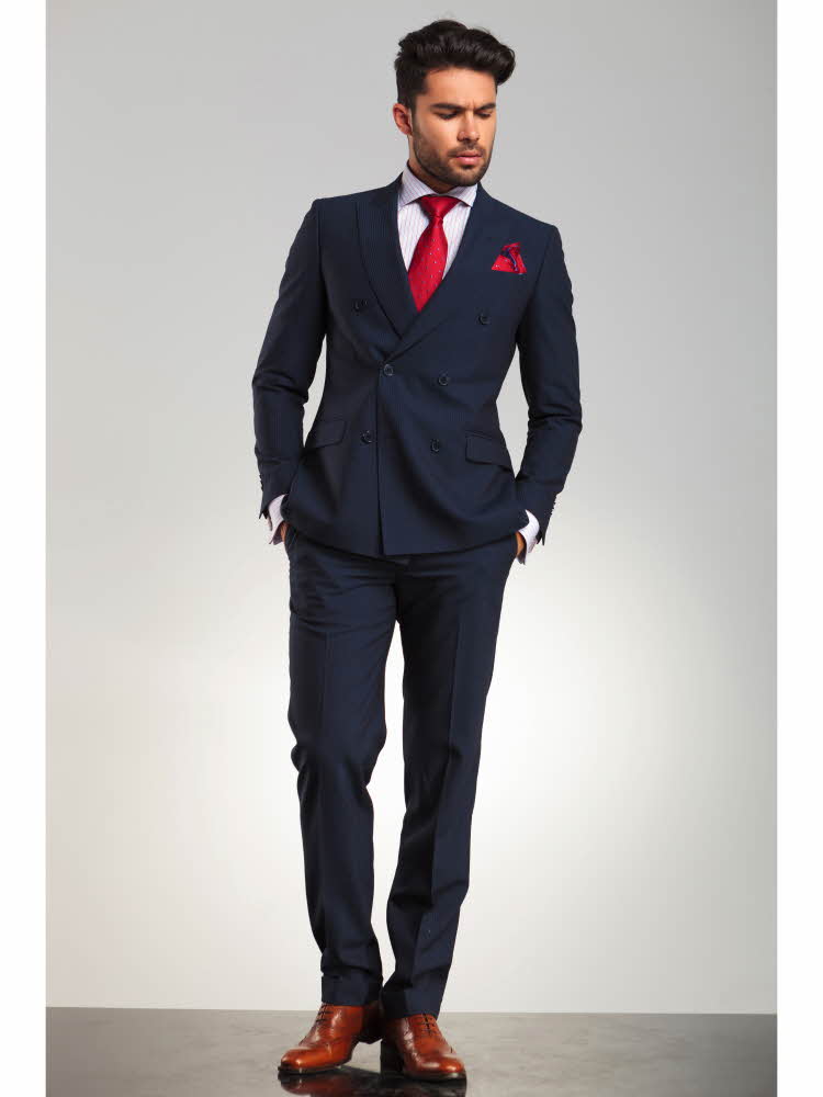Mann i dress med hendene i lomma