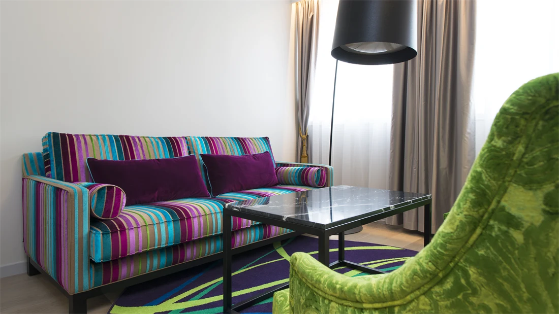 Stripete sofa, lampe og bord i buisness room på Thon Hotel Rosenkrantz Oslo, som ligger i Oslo sentrum