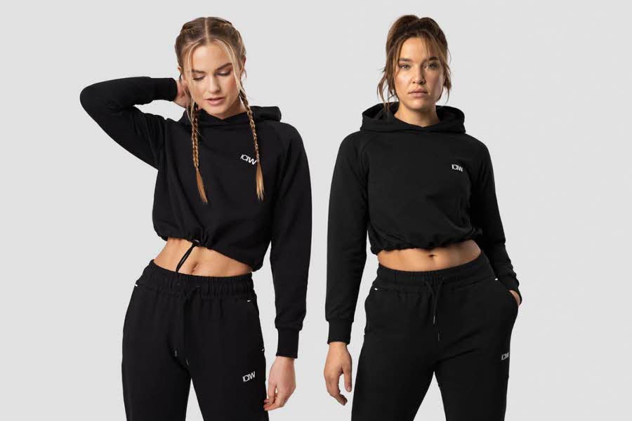 to damer som poserer i svart hoodie og joggebukse
