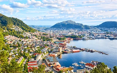 Oversiktsbilde over Bergen by en sommerdag i solskinn. Sandviken i forgrunnen.