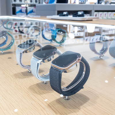 Glassmonter over en rekke Apple Watch