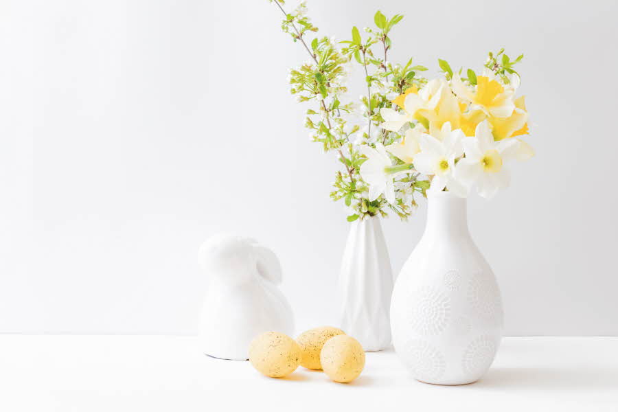 påskebilde vase, hare, egg og blomster