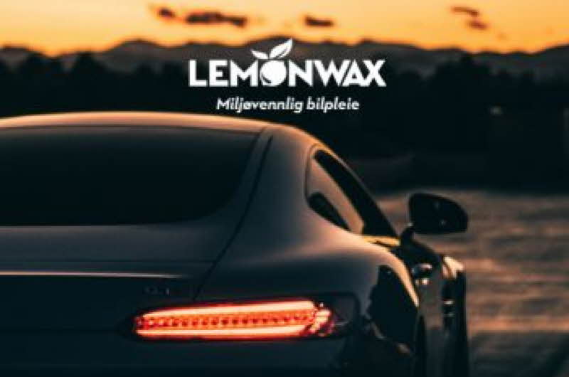 Bil i solnedgang med logo fra Lemonwax