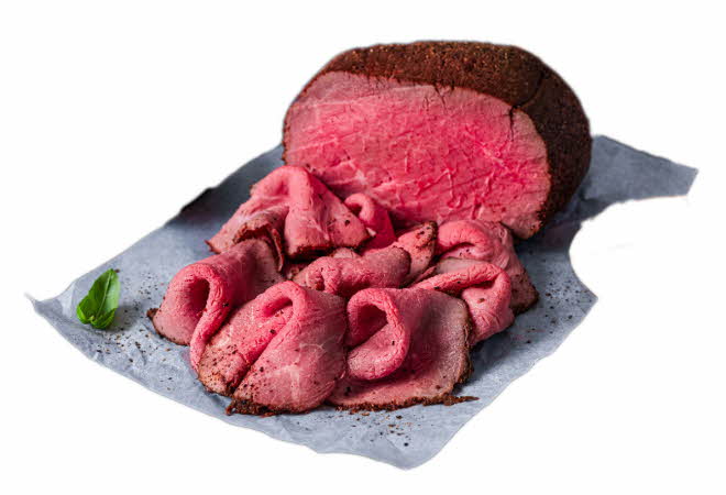 Nyskåret roastbiff som ligger på et papir