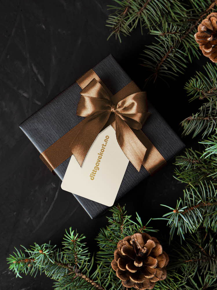 sort gavepakke med brunt sløyfe og dittgavekort