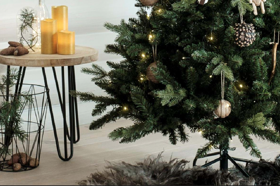 Kunstige juletrær er minst like populære i norske hjem, som en ekte variant. Utseende er nå så naturtro at de er lett å forveksles med ekte juletrær. 